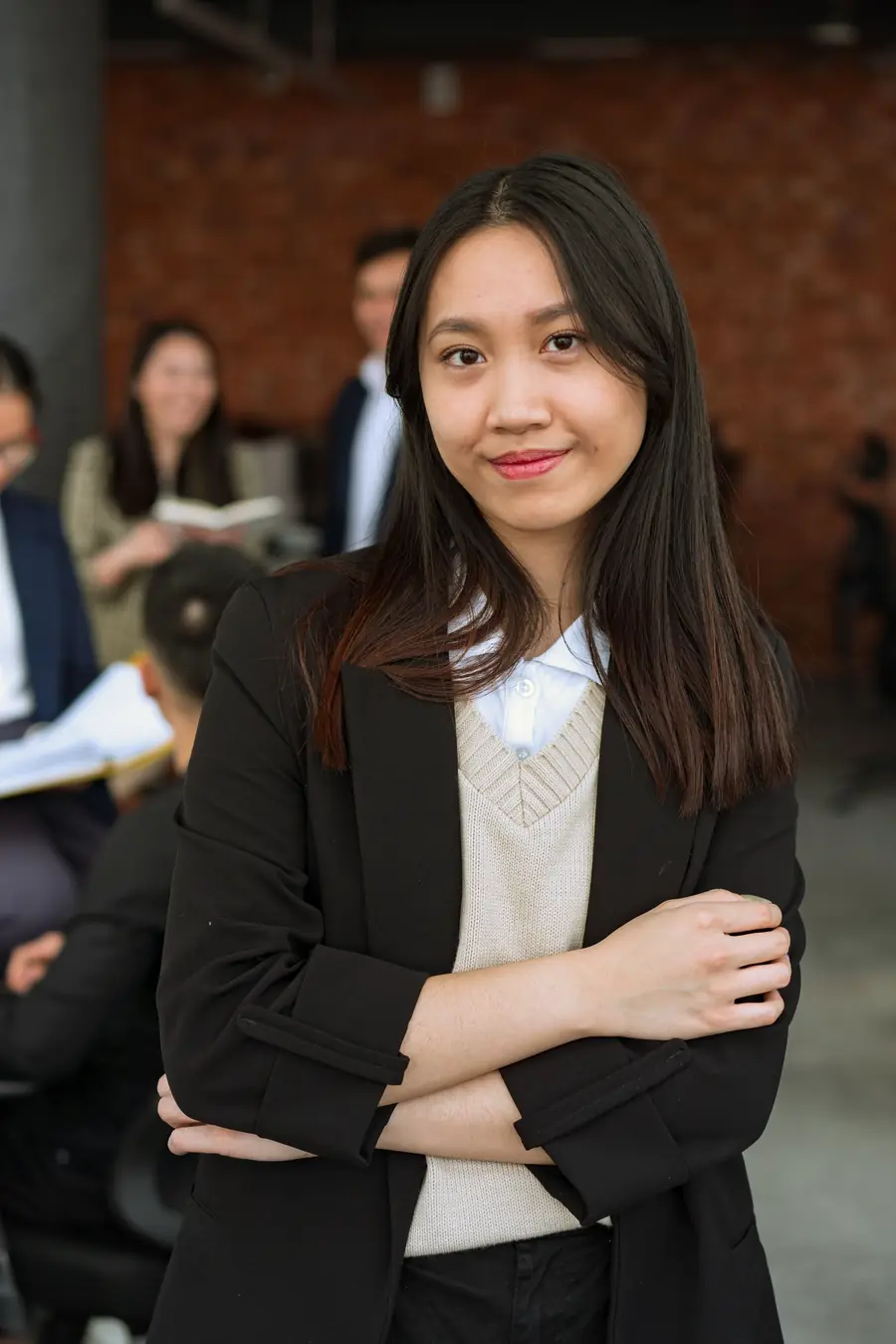Profesional muda di tempat kerja