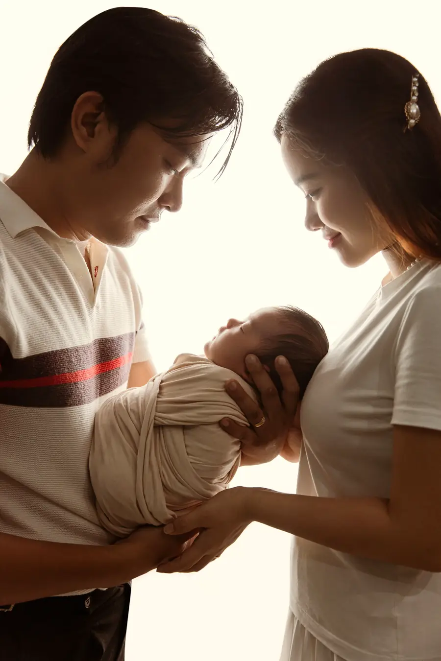 Ibu menggendong bayi yang baru lahir